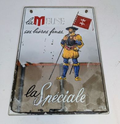 un panneau sur lequel on peut lire « La Spéciale », avec un homme tenant un drapeau