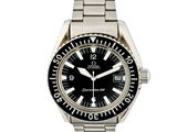 un gros plan d'une montre sur un fond blanc avec un fond blanc