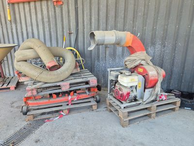 deux machines posées côte à côte sur des palettes