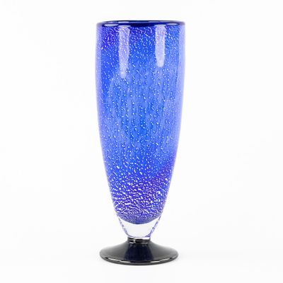 Gränna Glasbruck, un vase bleu cobalt avec des inclusions d'…