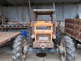 un tracteur garé à l'intérieur d'un bâtiment