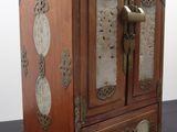 un petit meuble en bois exposé dans une pièce