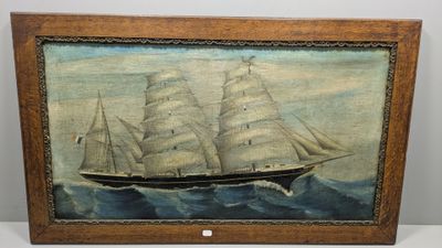 une vieille photo représentant un bateau en mer, avec le ciel en arrière-plan