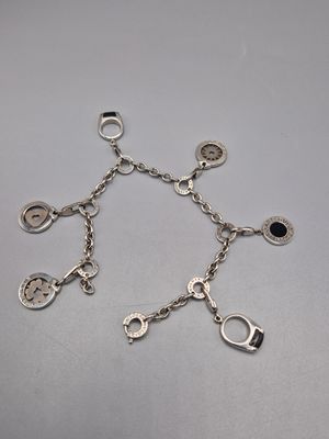 un gros plan d'un bracelet en argent orné de breloques