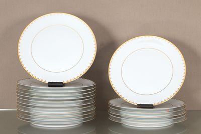 plusieurs assiettes empilées sur une table