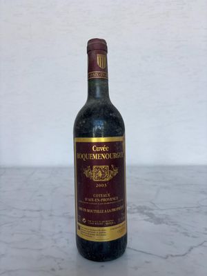 une bouteille de vin posée sur une table
