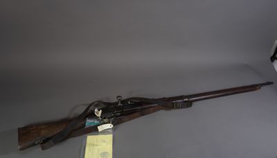 un fusil exposé dans une pièce