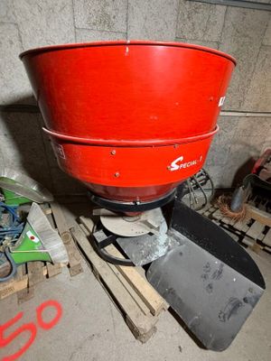 un grand seau rouge posé au sommet d'un tas de bois