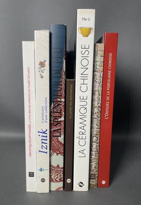 plusieurs livres sont empilés sur une table