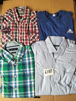 trois chemises pour homme dans une boîte, avec une étiquette de prix