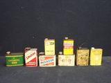 de nombreuses boîtes de conserve contenant divers types d'aliments posées sur une table