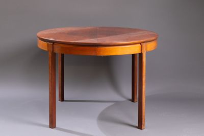 une table à manger ronde avec un plateau en bois sur fond gris