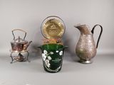 trois types de vases différents sur la table