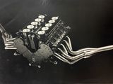 une photo en noir et blanc d'un moteur V8