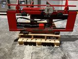 une machine rouge posée sur une palette