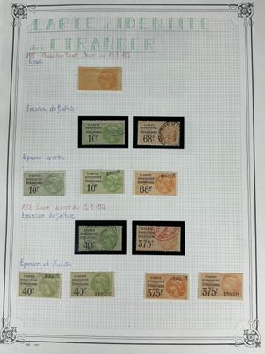 une feuille de papier blanche sur laquelle figure l'image de différentes devises