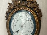 une horloge accrochée au mur de la pièce