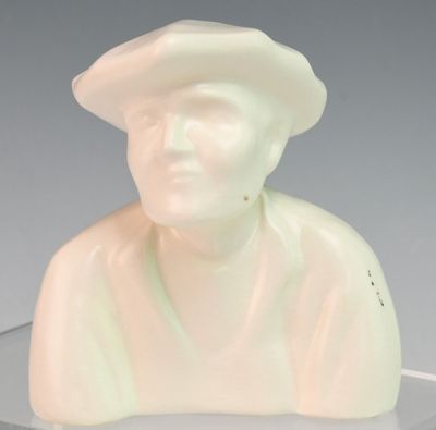 statue d'un homme coiffé d'un chapeau, posée sur une surface lisse