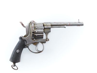 gros plan d'un revolver sur fond blanc