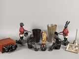 de nombreuses figurines posées sur une table