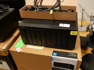 une pile d'appareils électroniques posée sur un bureau
