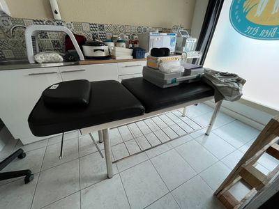 une table noire sur laquelle est posé un coussin noir, dans une pièce