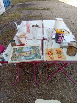 une table sur laquelle se trouvent plusieurs objets