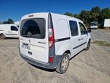 une camionnette blanche garée dans la poussière