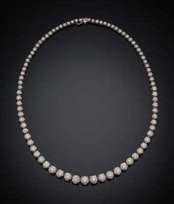 un collier de perles et de diamants