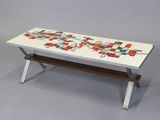 une table ornée d'une mosaïque et un banc