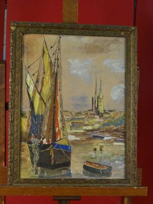 tableau représentant un voilier posé sur un chevalet, avec un mur rouge en arrière-plan