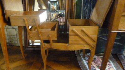une table, un miroir et une chaise dans une pièce