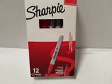 une boîte de marqueurs Sharpie posée sur une table