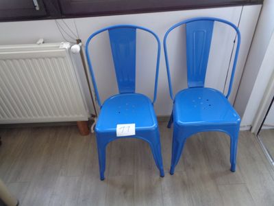 deux chaises bleues posées l'une à côté de l'autre sur le sol