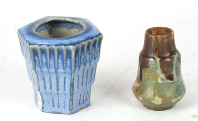 SYLVA : Vase hexagonal en grès émaillé bleu. Art Déco. Signé…