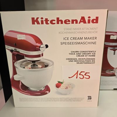 emballage d'une sorbetière KitchenAid rouge posée sur une table