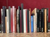un grand nombre de livres posés sur une table