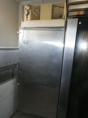 un réfrigérateur en acier inoxydable dans le coin d'une cuisine