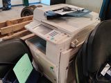 une imprimante posée sur une chaise dans une pièce