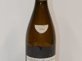 une bouteille de vin posée sur une table