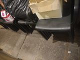 une pile de cartons posée sur une chaise noire dans une pièce