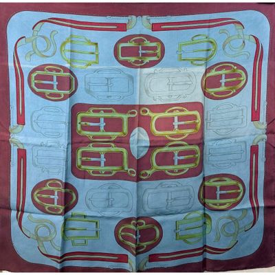 bande décorée de motifs rouges et jaunes sur fond rouge