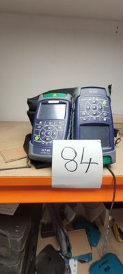 deux téléphones portables posés sur une étagère, avec une étiquette de prix