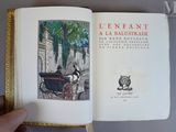 quelqu'un tient un livre ouvert à la page où figure l'image d'une calèche
