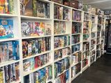 il y a beaucoup de jeux de société sur les étagères du magasin
