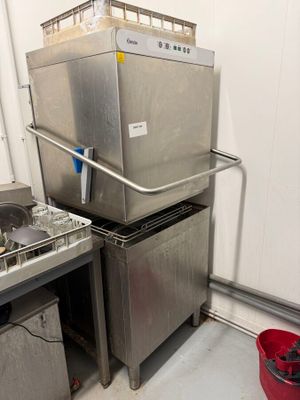 deux éviers et une cuisinière dans une pièce