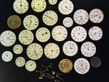 de nombreux types d'horloges différents sur un fond noir