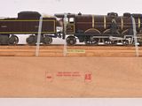 une maquette de train posée sur un socle en bois