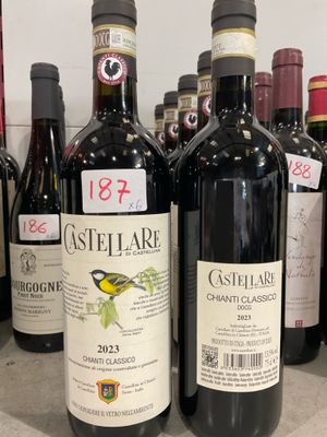 plusieurs bouteilles de vin sont alignées sur une étagère