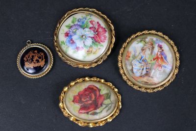 quatre bijoux différents sont présentés sur un fond noir